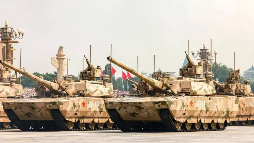 Tancurile de tip 100 ale formației de asalt terestru, inspectate în timpul paradei militare de Ziua Victoriei, pe 3 septembrie 2025, la Beijing, China.