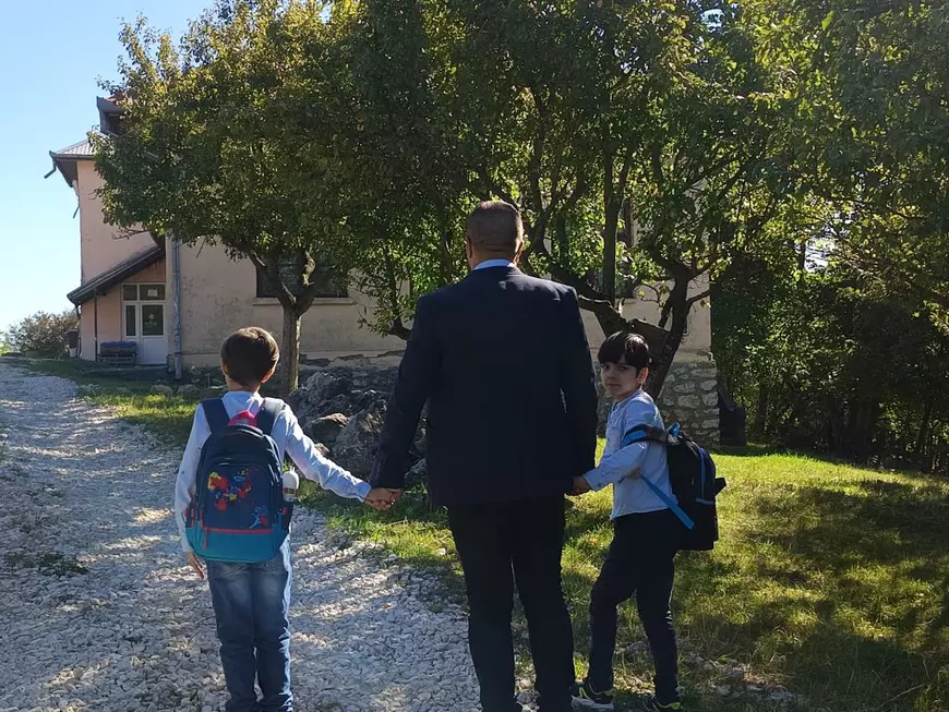 Un bărbat din Argeș a intrat în greva foamei, cerând redeschiderea unei școli comasate. „Iarna, copiii noștri vor face naveta prin pădure, unde sunt urși, mistreți și șacali”