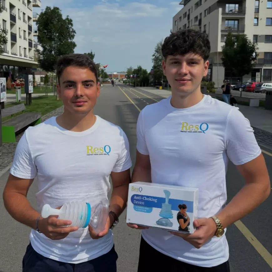 Sebastian Bunghez (20 de ani) și Robert Acatrinei (21 de ani), 