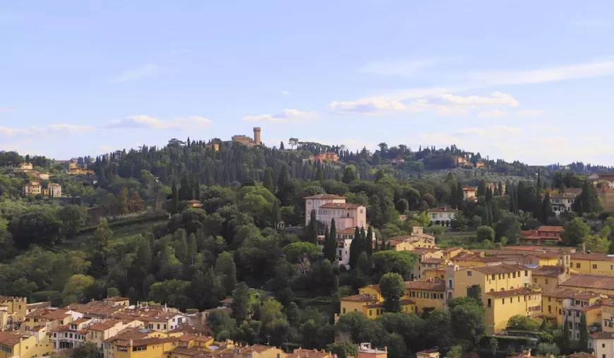 Vedere panoramică a unui peisaj deluros cu copaci și clădiri vechi, Florența, Italia