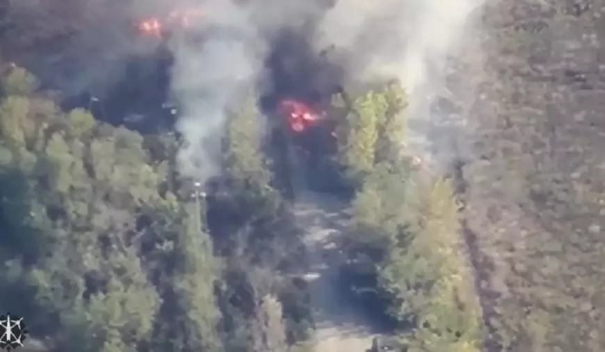 Flăcari si fum ies dintr-o coloana blindata a rusilor distrusa d eucraineni cu rachete HIMARS