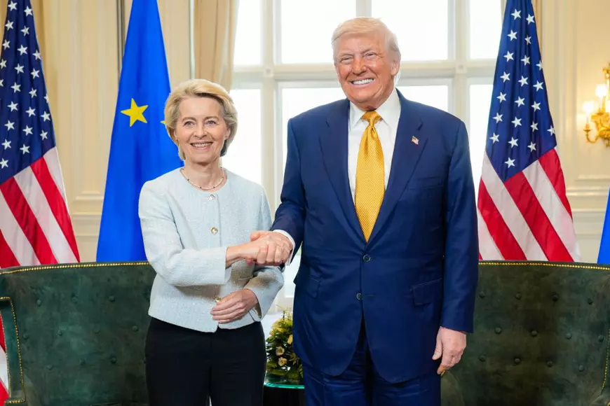 Președinta Comisiei Europene, Ursula von der Leyen și președintele SUA, Donald Trump își dau mâna după ce au ajuns la un acord pentru soluționarea unei dispute comerciale privind creșterile tarifare. Foto: Hepta