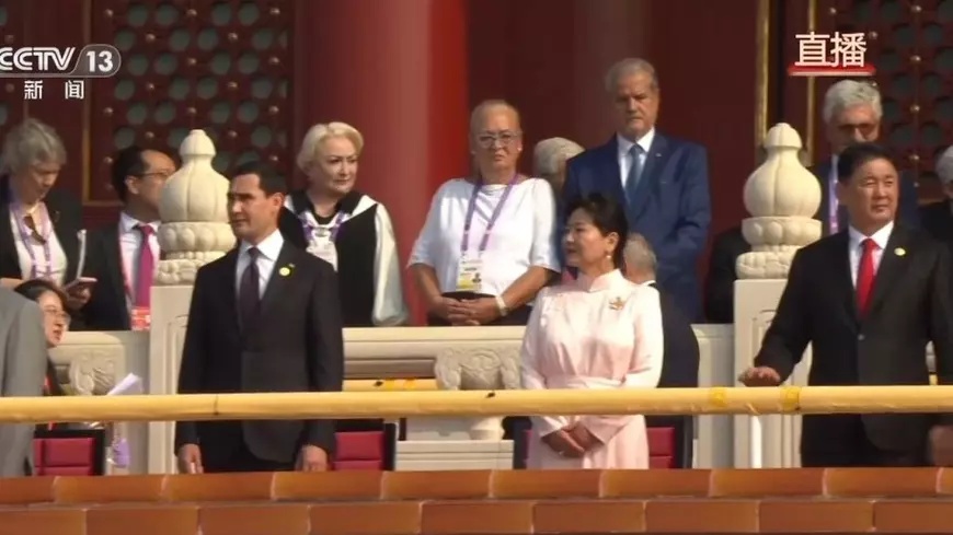 Viorica Dăncilă și Adrian Năstase, care a venit alături de soția lui, Dana Năstase, surprinși de imaginile televiziunii comuniste din China (CCTV)