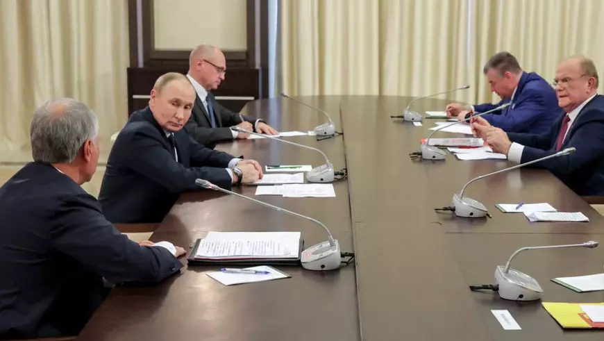 Vladimir Putin, în partea stângă, în centru, la o ședință cu patru lideri de facțiuni din Duma de Stat Foto: Profimedia