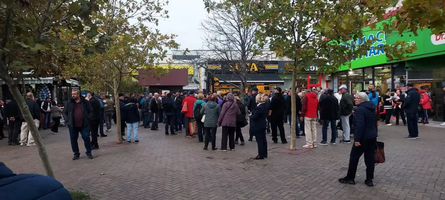 Primarul Robert Negoiță s-a văzut cu cetățenii în Piața Titan. O întâlnire de 30 de minute, hilară și inutilă