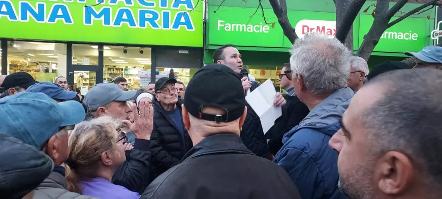 Primarul Robert Negoiță s-a văzut cu cetățenii în Piața Titan. O întâlnire de 30 de minute, hilară și inutilă