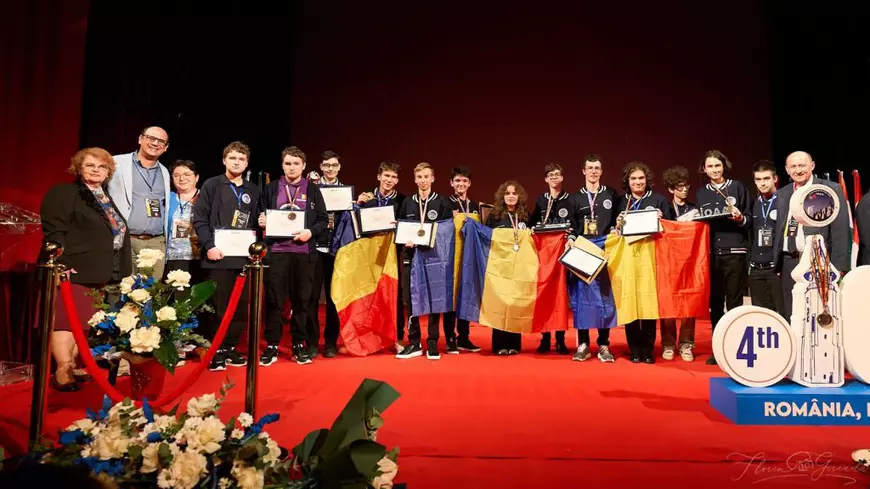 Elevi care țin steaguri ale României în mâini și au medalii la gât,  la Olimpiada Internationala de Astronomie, 2025