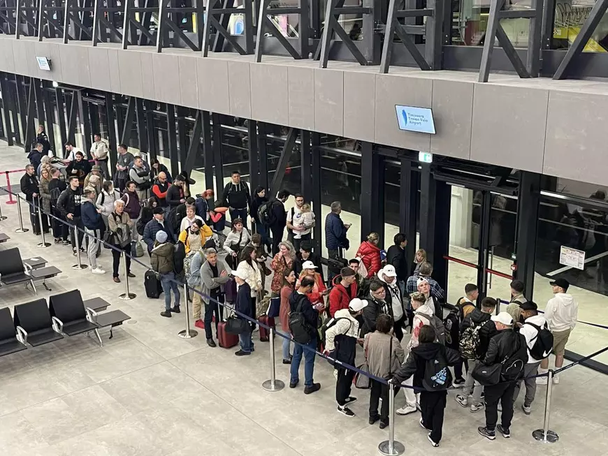 Călătorii s-au plâns de mirosul de canalizare