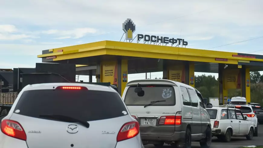 Coadă la o benzinărie din Krasnoiarsk Foto: Profimedia