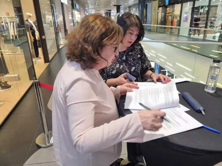 Trei elevi din Brașov au inventat un creion inteligent care-ți vibrează în mână când faci greșeli gramaticale. Cum arată și când va fi lansat pe piață