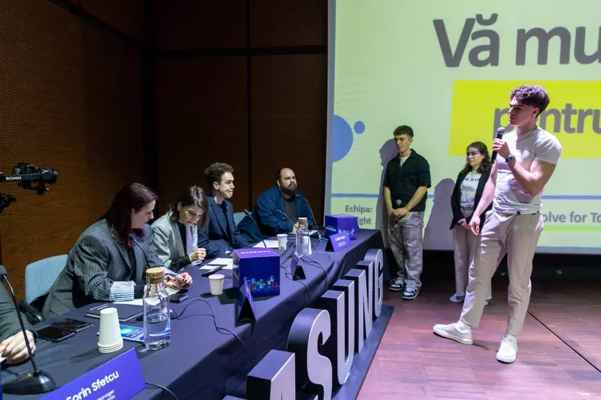 Trei elevi din Brașov au inventat un creion inteligent care-ți vibrează în mână când faci greșeli gramaticale. Cum arată și când va fi lansat pe piață