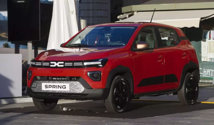 Mașina Dacia Spring portocalie, prezentata la Torino, Italia, pe 13 septembrie 2024