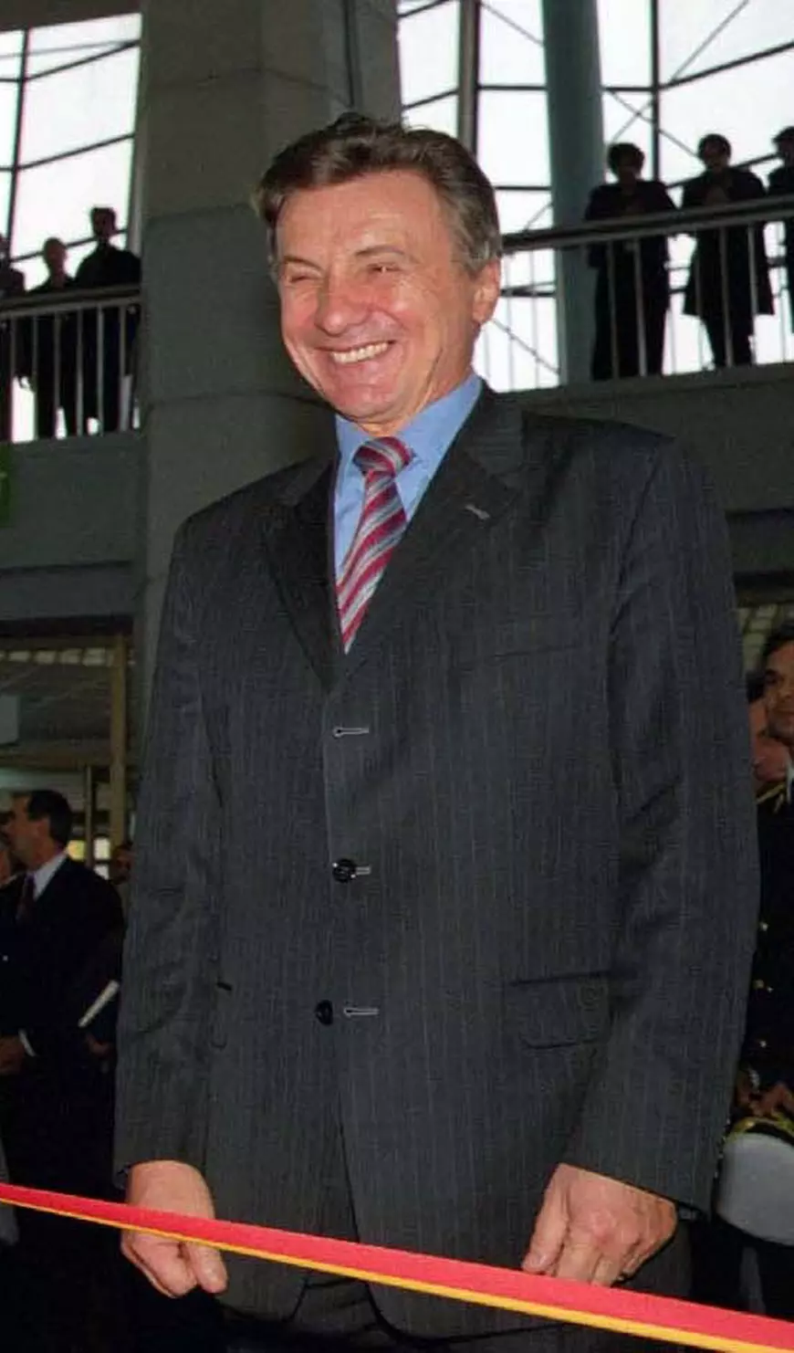 Decebal Ilina (dr.), secretar de stat in M.E.C. la deschiderea oficială a celei de-a III-a ediți a Târgului Internațional de Tehnică și Tehnologii Militare București - EXPOMIL 2003: Foto: Agerpres