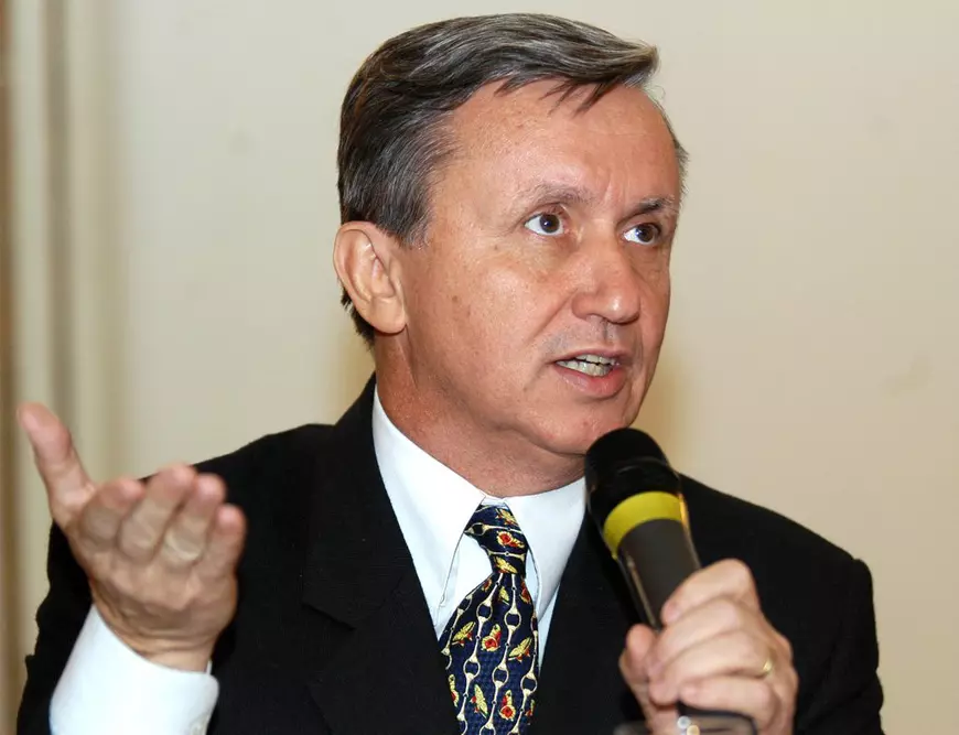 BUCURESTI, ROMANIA: Conferinta de presa prilejuita de semnarea contractului de privatizare a SC Distrigaz Nord SA, 21 octombrie 2004. In imagine: Dorinel Mihai Mucea, presedintele Oficiului Participatiilor Statului si Privatizarii in Industrie. 