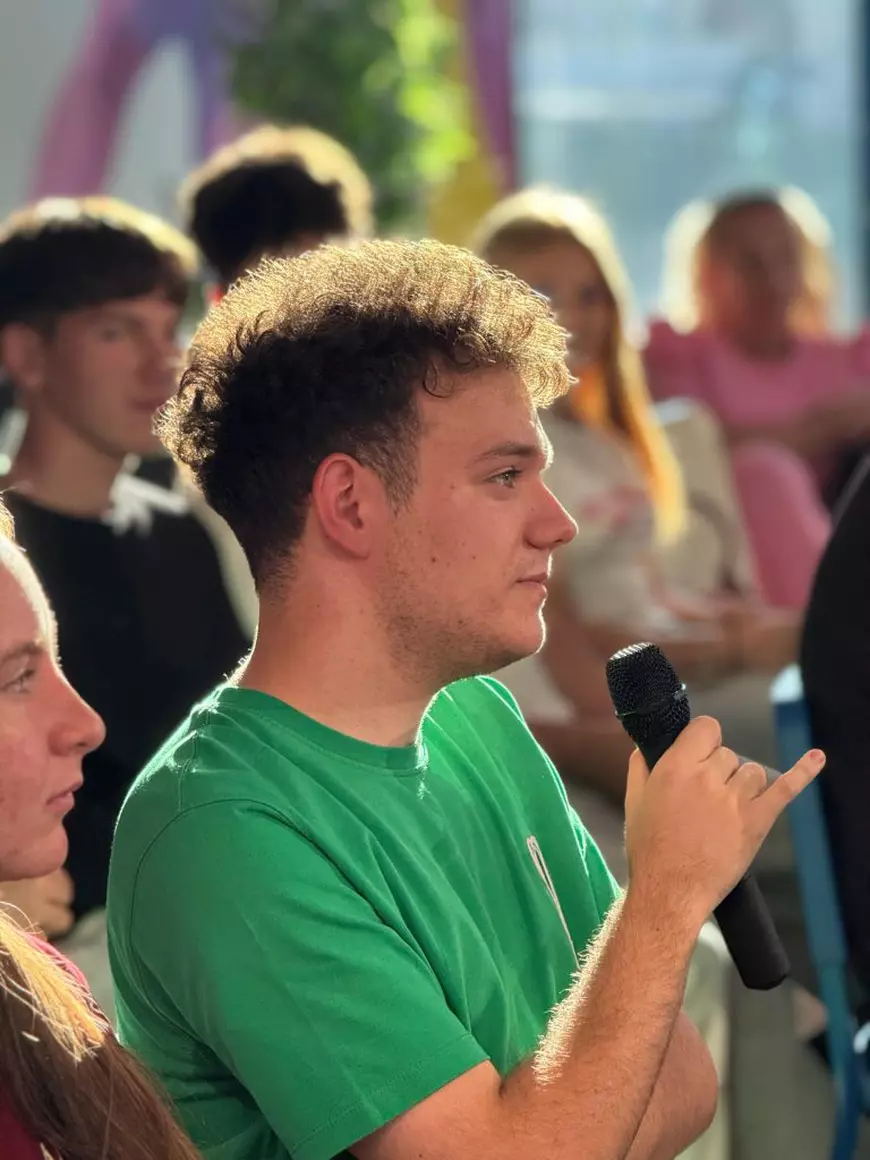 Cine sunt tinerii din ziua de azi și cum reușesc să demonteze toate miturile despre noua generație. Povestea Gen Z văzută prin ochii voluntarilor din ZBOR