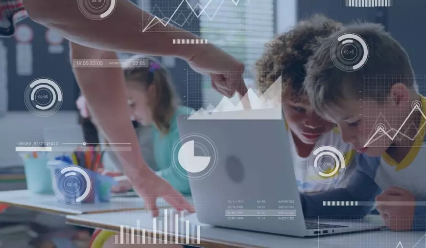 Cum au ajuns elevii unui liceu din România să învețe online, alături de cei din China. Director: „Copiii au aflat de la colegii lor chinezi cum să repare o mașină electrică”