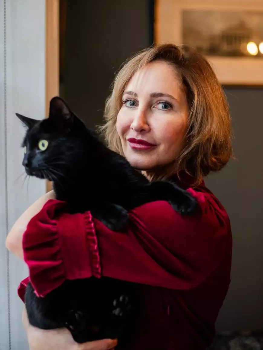 Anna Mazzola, autoarea bestsellerului „Fata mecanică”, despre justiție, suferință și speranță: „Modul în care tratăm victimele și criminalii spune totul despre o societate”