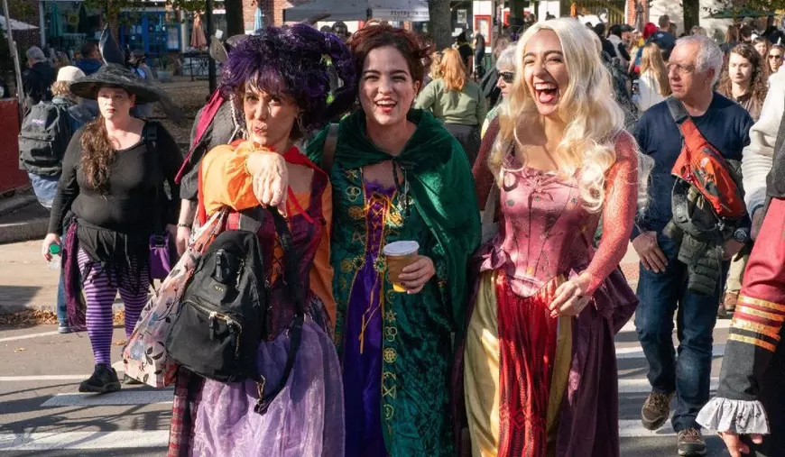 Trei femei costumate în vrăjitoare în Salem, SUA