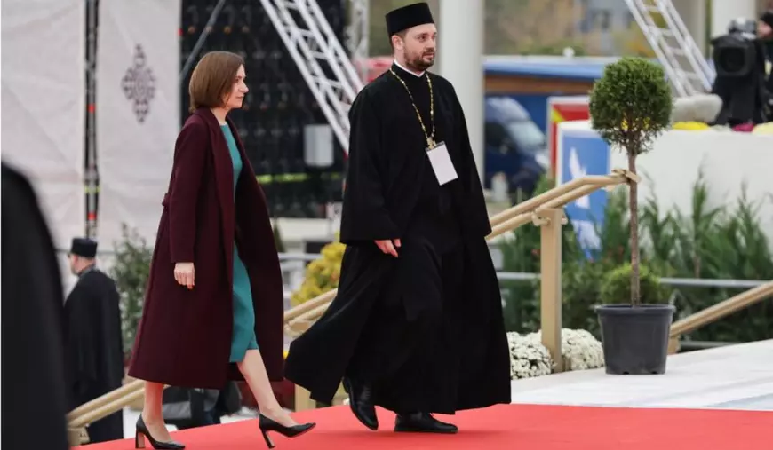 Ceremonia de sfințire a picturii Catedralei Mântuirii Neamului. Peste 12.500 de oameni, printre care Nicușor Dan, Ilie Bolojan, Traian Băsescu și Emil Constantinescu, au fost martori la citirea actului de sfințire