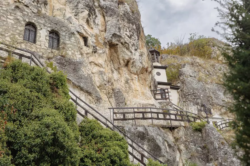 FOTOREPORTAJ Locul din Bulgaria unde românii nu plătesc taxă de intrare. Aici a trăit ocrotitorul Bucureștiului, Sfântul Dimitrie cel Nou Basarabov