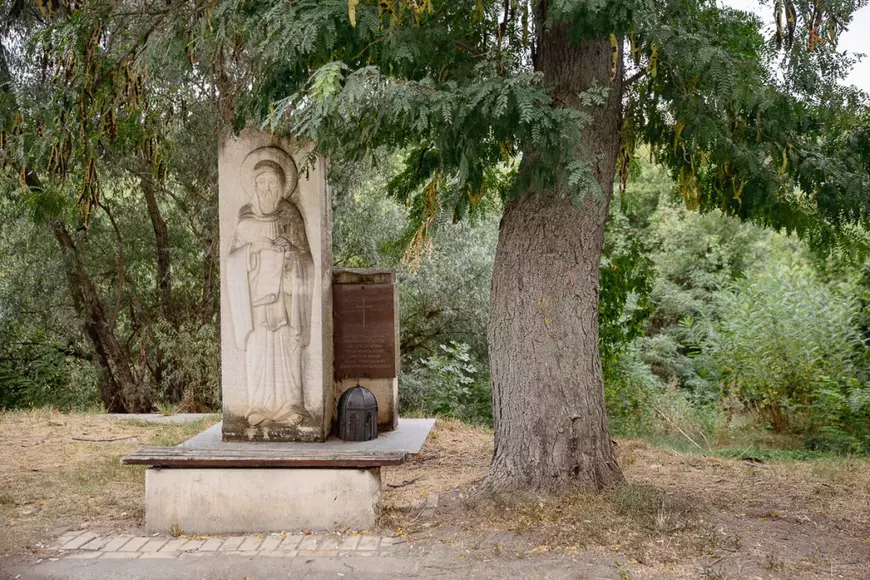 FOTOREPORTAJ Locul din Bulgaria unde românii nu plătesc taxă de intrare. Aici a trăit ocrotitorul Bucureștiului, Sfântul Dimitrie cel Nou Basarabov