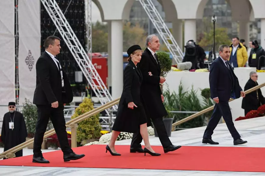 Mirabela Grădinaru, în negru din cap până în picioare la sfințirea Catedralei Mântuirii Neamului. Ce a purtat pe cap partenera lui Nicușor Dan