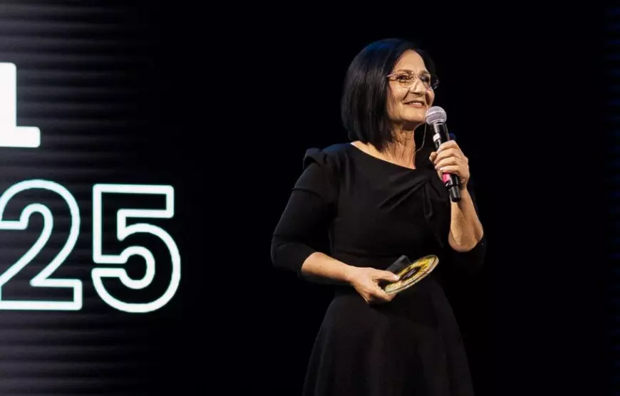 Gala Directorii Anului 2025 și-a premiat câștigătorii. Mariana Stan, directoarea școlii din Dor Mărunt, a primit marele trofeu