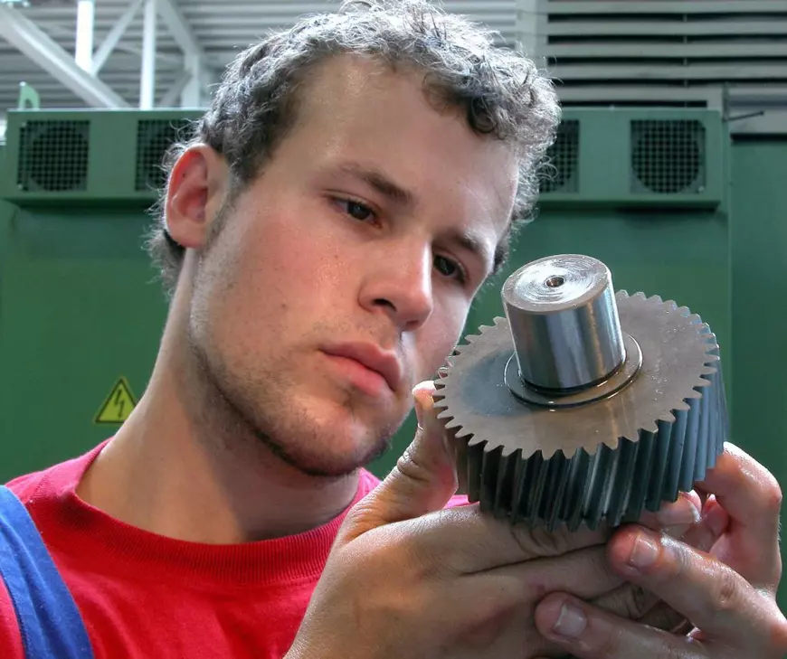 Cum au ajuns elevii unui liceu din România să învețe online, alături de cei din China. Director: „Copiii au aflat de la colegii lor chinezi cum să repare o mașină electrică”