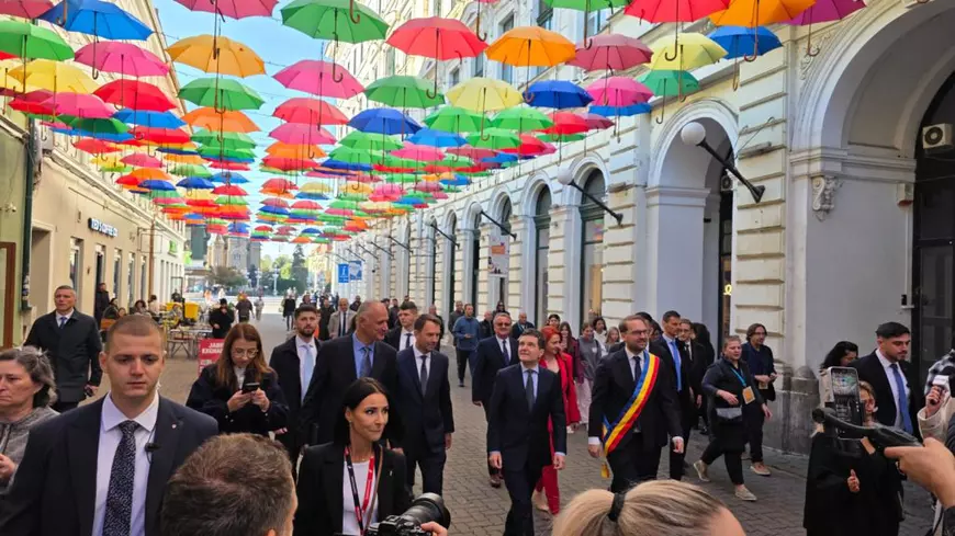 Nicușor Dan, pe strada Alba Iulia. Foto: Daniel Dancea