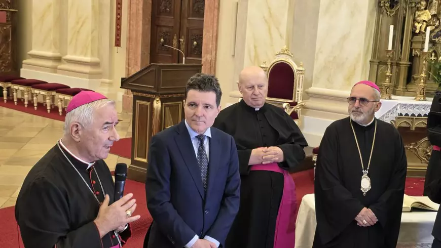 Episcopul József-Csaba Pál i-a vorbit președintelui despre istoria catedralei. Foto: Daniel Dancea