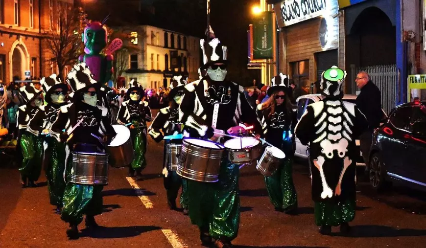 Petrecăreți și artiști la carnavalul și parada de Halloween din 2024 din Derry, Londonderry, Irlanda de Nord.