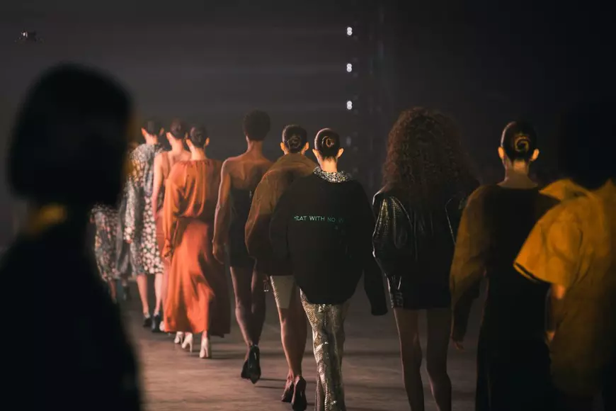 IQOS rescrie conversația în modă. O nouă creație IQOS x ALMAZ, la Bucharest Fashion Week