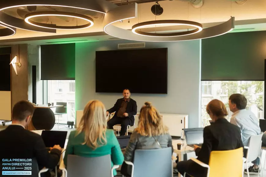 Cum au ajuns elevii unui liceu din România să învețe online, alături de cei din China. Director: „Copiii au aflat de la colegii lor chinezi cum să repare o mașină electrică”