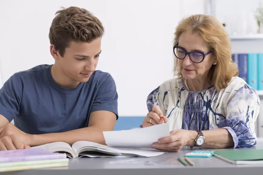 Cum au ajuns elevii unui liceu din România să învețe online, alături de cei din China. Director: „Copiii au aflat de la colegii lor chinezi cum să repare o mașină electrică”