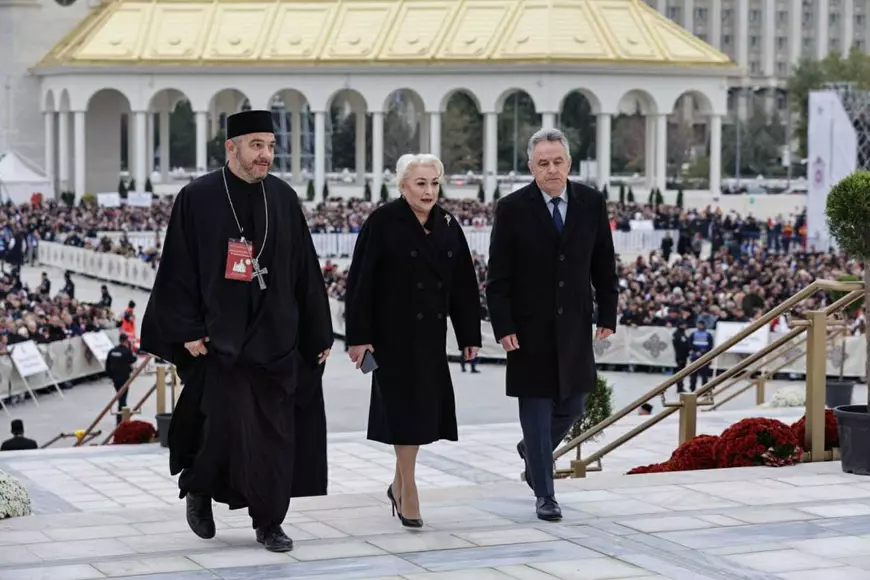 Mirabela Grădinaru, în negru din cap până în picioare la sfințirea Catedralei Mântuirii Neamului. Ce a purtat pe cap partenera lui Nicușor Dan