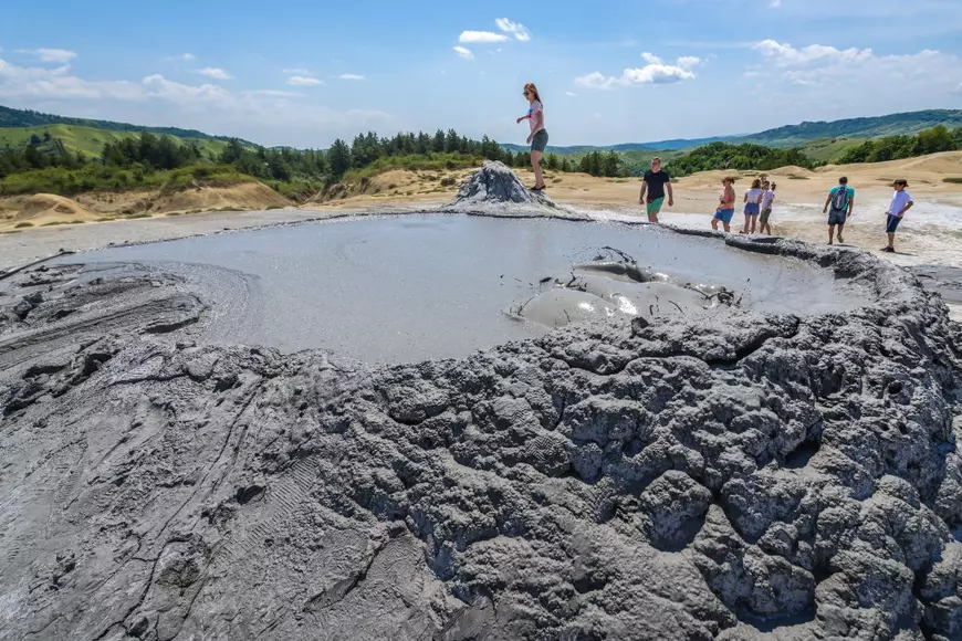 „Școala Altfel”, industria turismului ilegal pe linie de partid. Un avocat explică ce interese se ascund în spatele excursiilor plătite de părinți