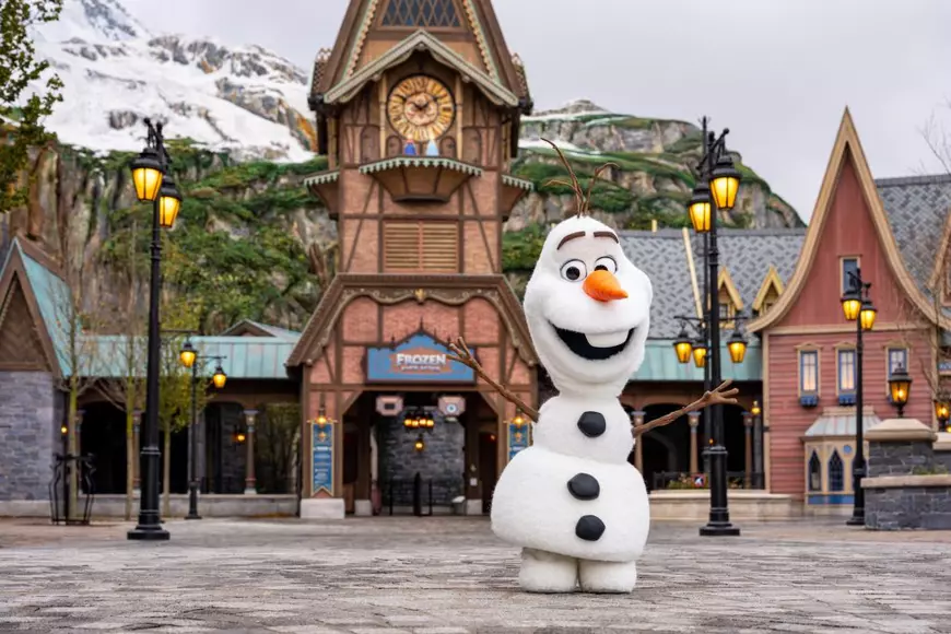 Olaf robotic, mergând prin Regatul de Gheață, de la Disneyland Paris