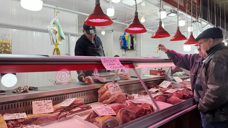 Tarabele sunt pline de carne de porc în Piața Obor din București. Foto: Libertatea