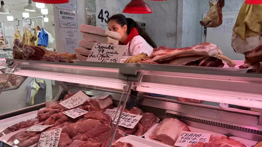 Tarabele sunt pline de carne de porc în Piața Obor din București. Foto: Libertatea