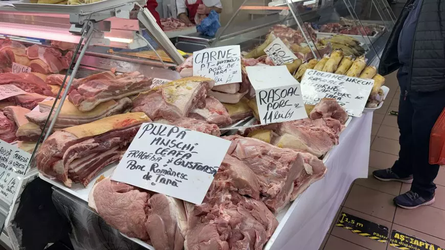 Tarabele sunt pline de carne de porc în Piața Obor din București. Foto: Libertatea