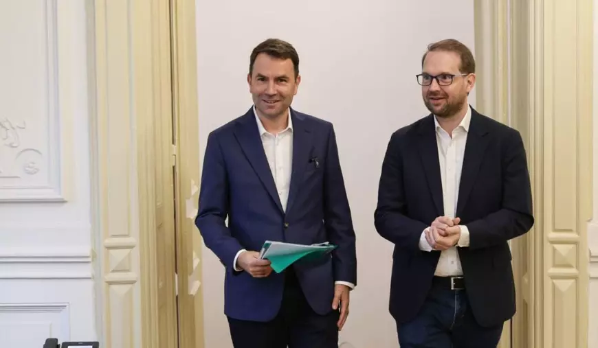 Cătăli Drulă (stânga) și Dominic Fritz (dreapta), la prefectura bucurești, la depunerea candidaturii lui catali drula pentru alegerile pentru primaria bucurești, 12 noiembrie 2025