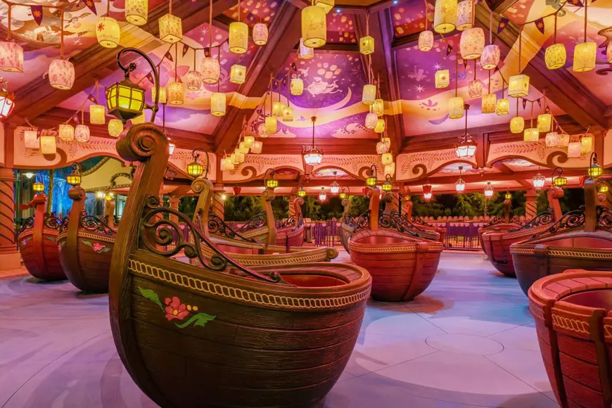 Interiorul atracției Rapunzel Tangled Spin Ride la Disney Adventure World de la Paris
