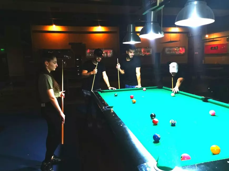 Cum a l&#259;sat ministrul ap&#259;r&#259;rii &bdquo;robo&#539;ii industriali&rdquo; pentru a conduce un club de biliard: &bdquo;M-am apucat de munc&#259; s&#259; m&#259; &icirc;ntre&#539;in&rdquo;. Ionu&#539; Mo&#537;teanu a urmat un master, dar nu l-a finalizat