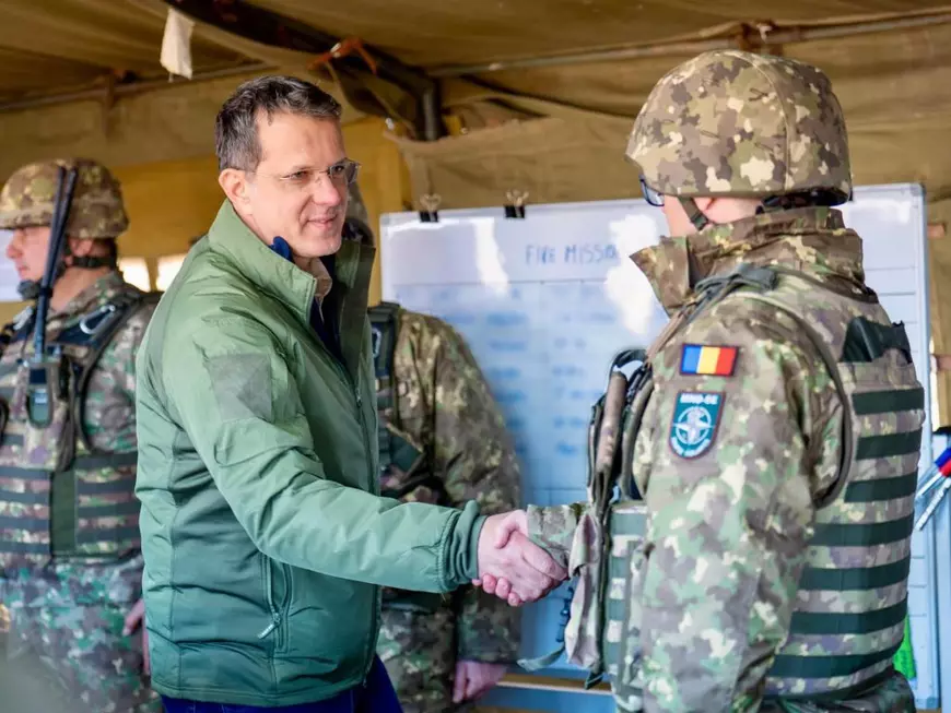 Cum a l&#259;sat ministrul ap&#259;r&#259;rii &bdquo;robo&#539;ii industriali&rdquo; pentru a conduce un club de biliard: &bdquo;M-am apucat de munc&#259; s&#259; m&#259; &icirc;ntre&#539;in&rdquo;. Ionu&#539; Mo&#537;teanu a urmat un master, dar nu l-a finalizat