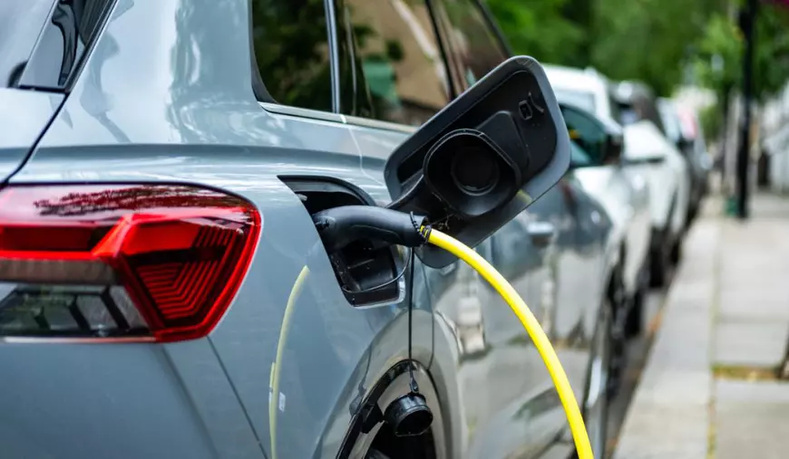 O mașină electrică în timp ce este încărcată.