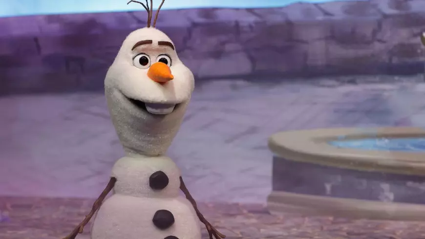 Această fotografie îl înfățișează pe personajul Olaf vorbind despre noua lume Frozen, în interiorul Disney Adventure World (fostul Walt Disney Studios) din Disneyland Paris, în Marne-la-Vallée, la est de Paris, pe 24 noiembrie 2025.