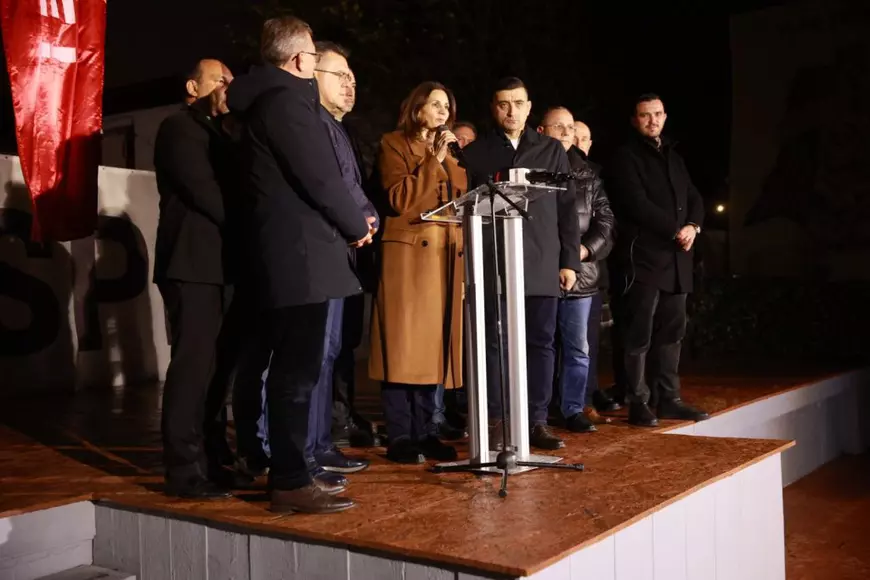 Anca Alexandrescu, intr-un palton de o culoare galben inchis, vorbeste sutinatorilor d ela tribuna si din mijlocul liderilor AUR