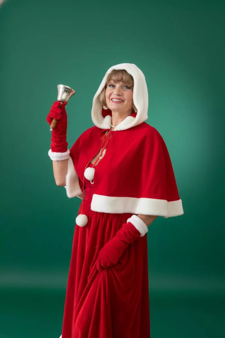 Crăciuniță cu un clopotel in mana