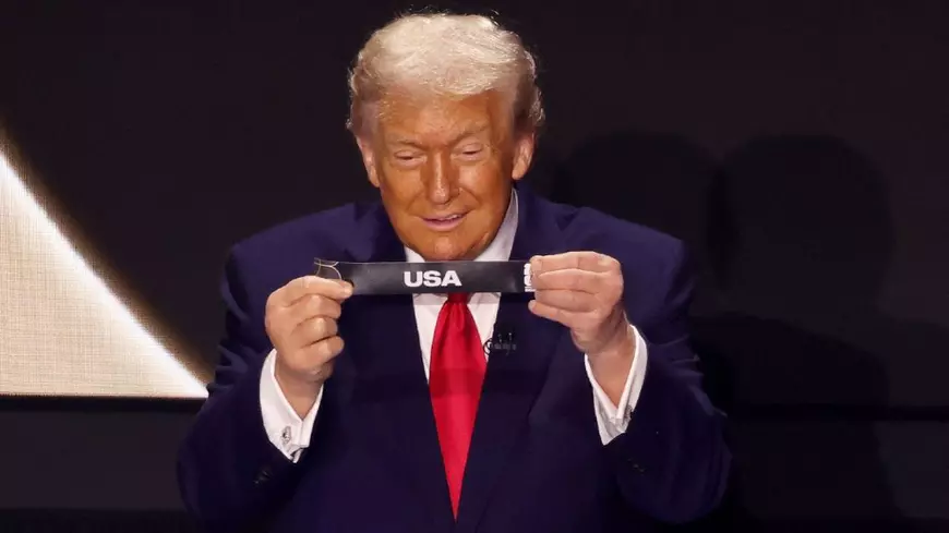4 decembrie 2025, Washington, SUA: Președintele SUA, Donald Trump, extrage SUA din urna 1 în timpul tragerii la sorți pentru Cupa Mondială FIFA 2026, la Centrul John F. Kennedy pentru Arte Performative din Washington.