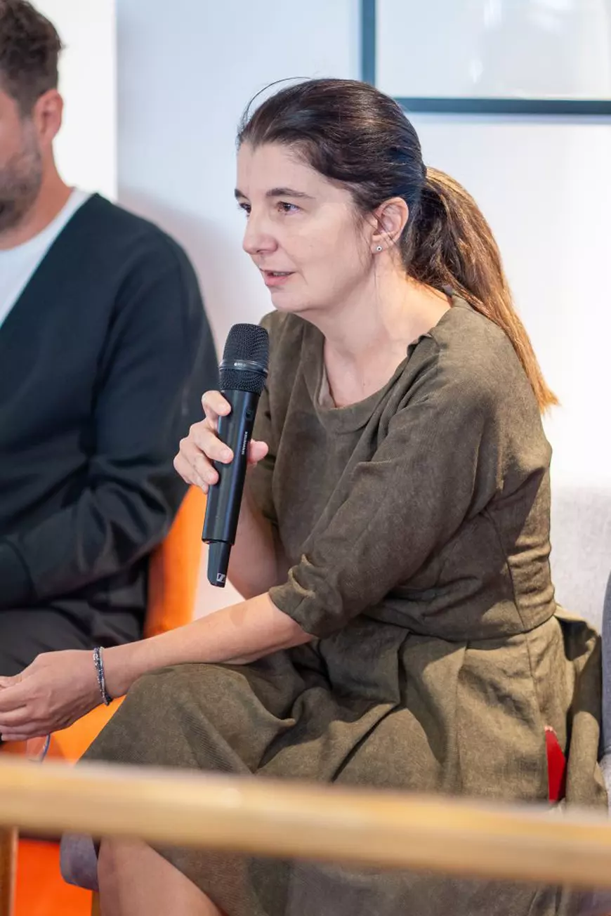 Cum se simt tinerii când „gura lumii” are mereu ceva de spus?